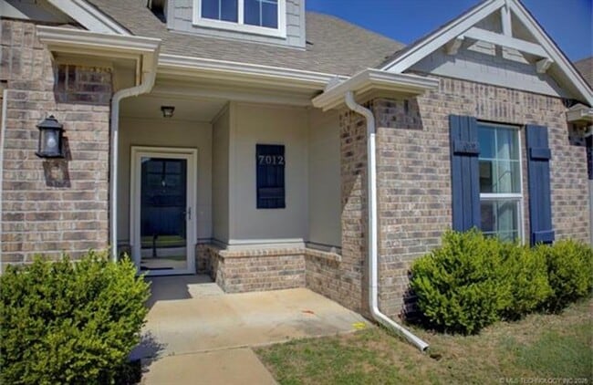 Building Photo - Welcome to this cozy home!
