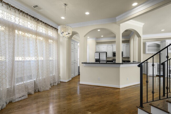 Building Photo - 3307 W Lamar St