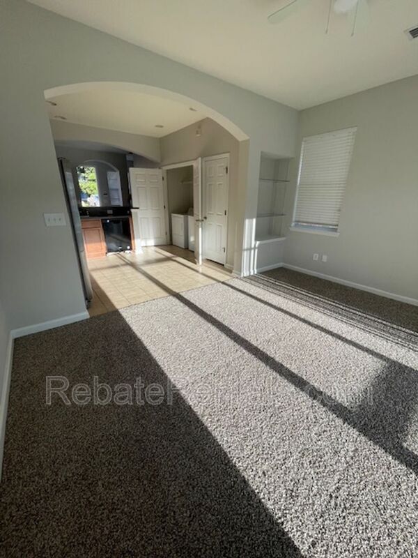 Building Photo - 13026 Sunset Lake Dr