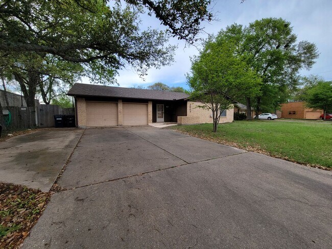 Building Photo - College Station - 3 bedroom / 2 bath / 2 car garage house with fenced in back yard.