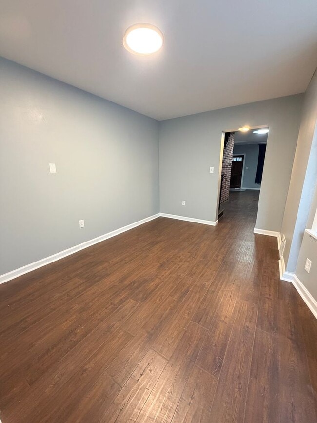 Building Photo - Beautifully remodeled 5/6 bedroom townhouse
