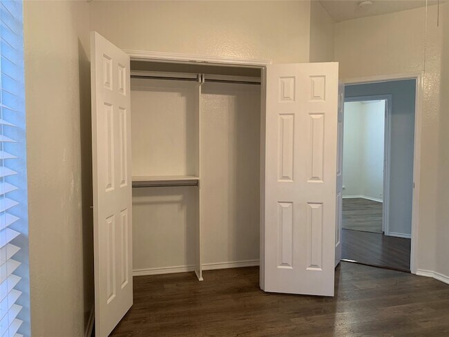 Building Photo - 4725 Park Bend Dr