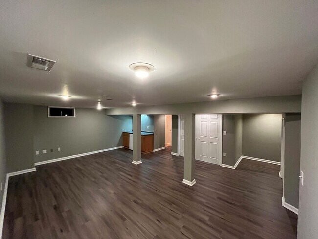 Building Photo - 7894 Prairieview Dr