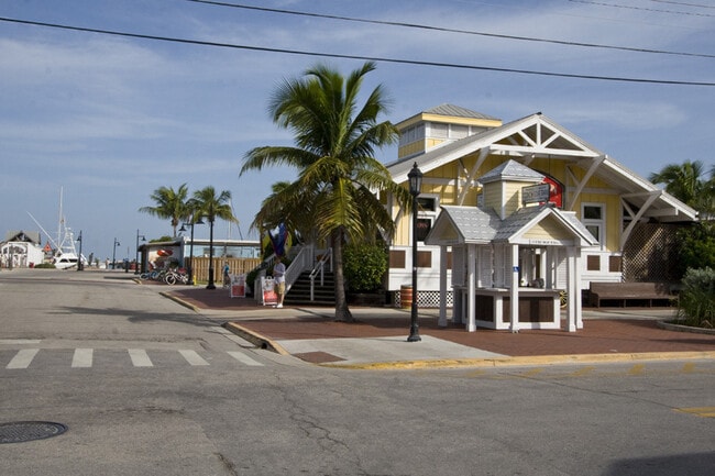 Building Photo - Furnished Studio Apartment in Old Town