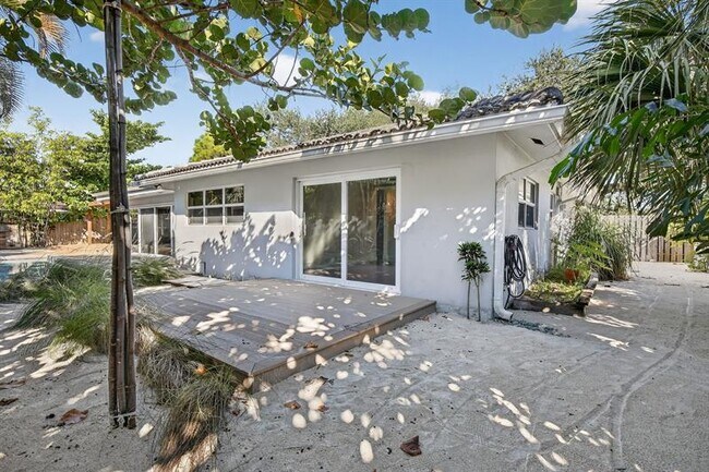 Building Photo - 2740 NE 34th St