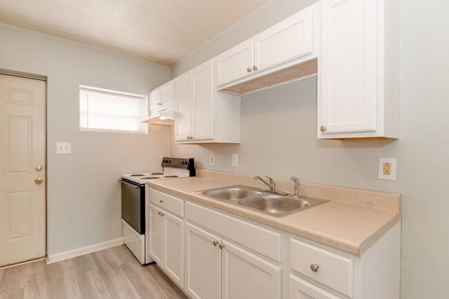 Building Photo - 1443 W 40th St