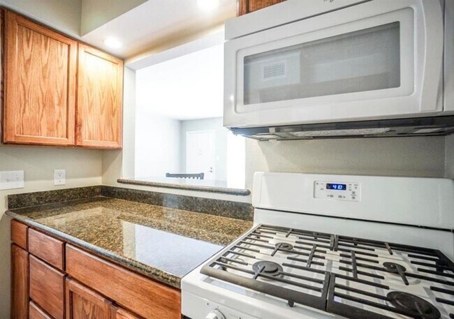 Building Photo - 2425 Ashdale Dr