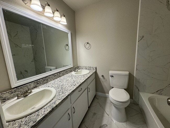 Building Photo - Gorgeous 4 bedroom 2 bathroom home in Broken Arrow