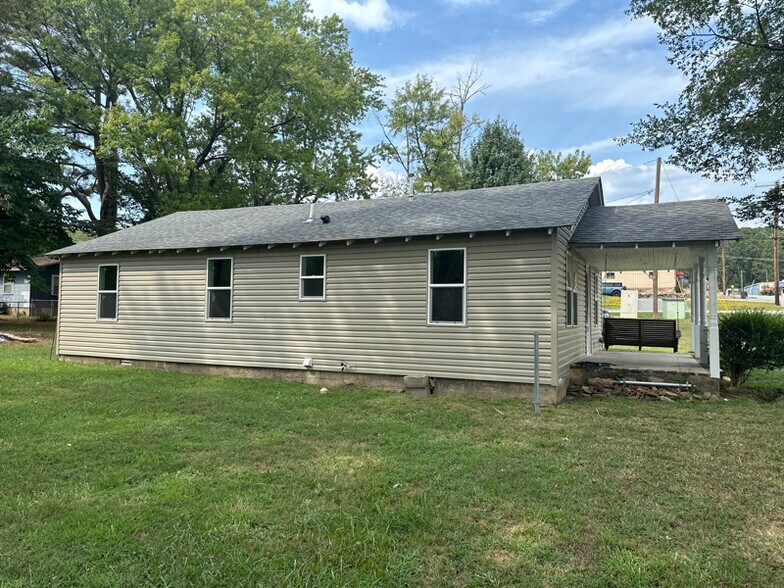 Building Photo - 204 S 11th St