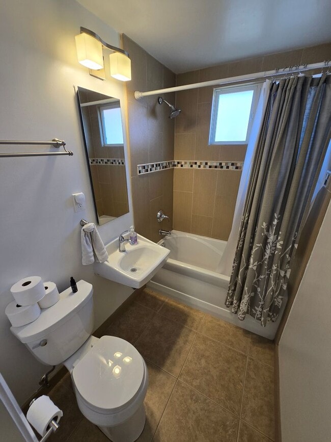 Building Photo - Beautiful 3 Bedroom Home with Pool