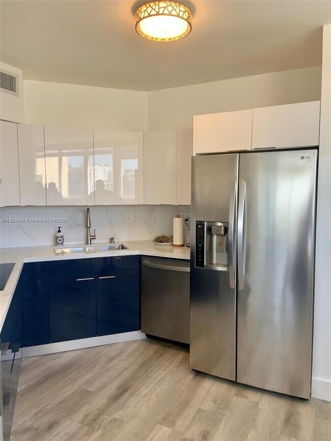 Building Photo - 6422 Collins Ave