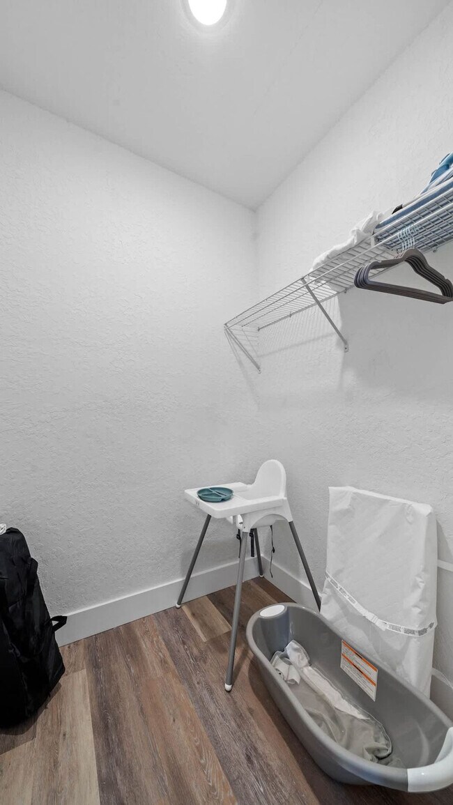 Building Photo - 1007 E Comanche Ave