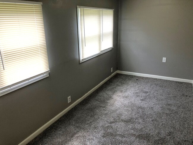 Building Photo - Large 3 Bed, 2 Bath House,  Bonus Room and...