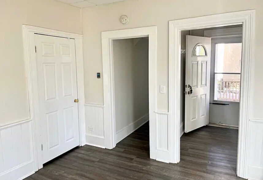 Building Photo - 112 Elm St