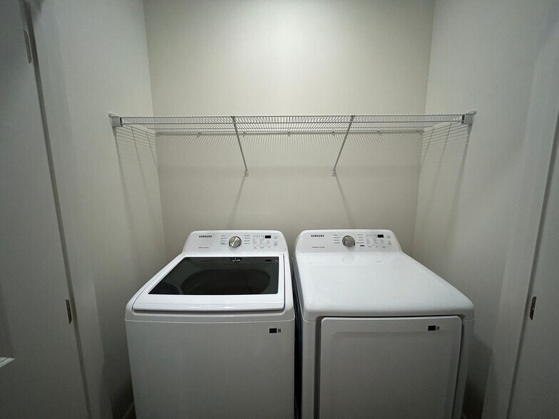 Building Photo - 1233 Tigers Tail Trl