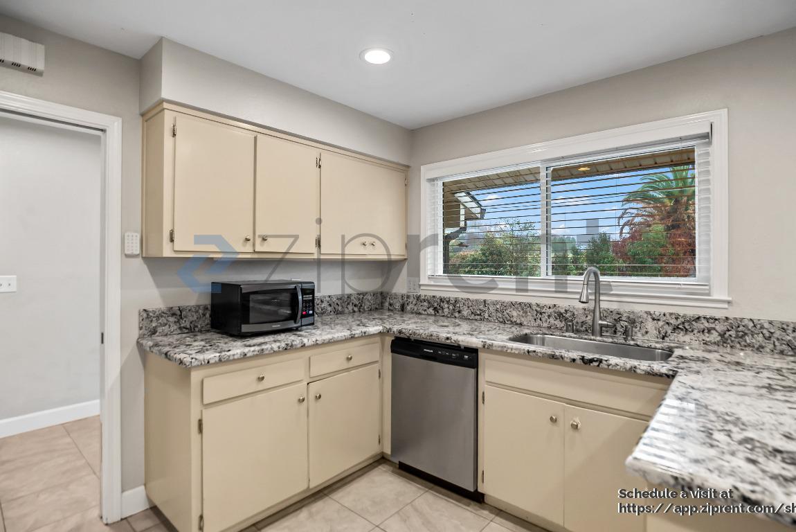 Building Photo - 48 N Lake Dr