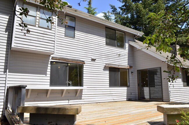 Building Photo - Spacious Somerset Home Near Top Schools an...