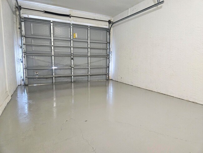 Building Photo - 3 BR / 2 BA Duplex Conveniently Located in Lehigh Acres