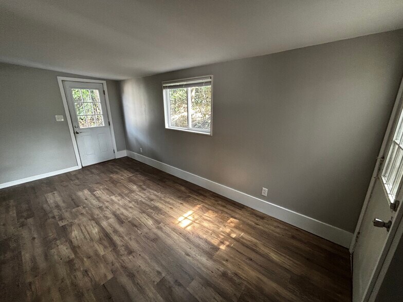 Building Photo - 1461 Collier Ave