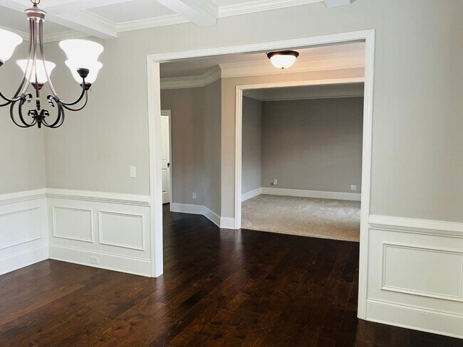 Building Photo - WOW! 5 bed, 4 full baths, brick exterior, ...