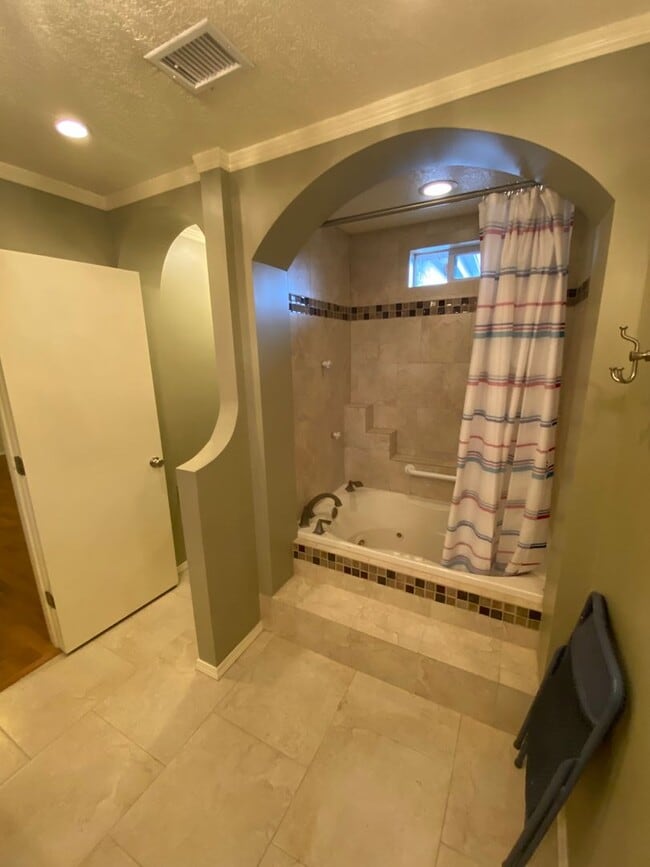 Building Photo - Beautiful 3 Bedroom Home in NE Albuquerque