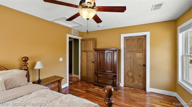 Building Photo - 2022 Willow Beach St