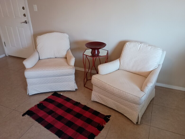 Building Photo - Room in Apartment on Starcrest Dr