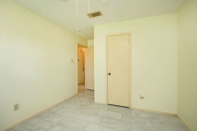 Building Photo - 8215 Summer Quail Dr