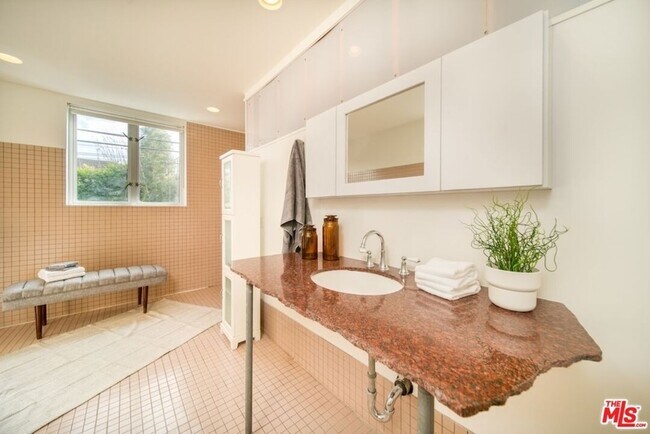 Building Photo - 46 Rose Ave