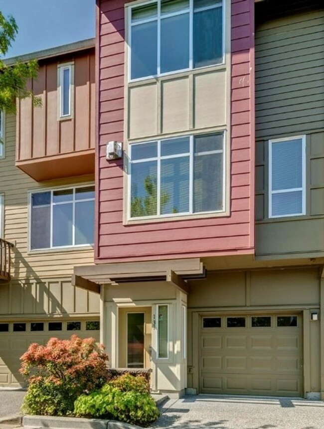 Building Photo - 2Bd/1.75Ba Issaquah Townhouse