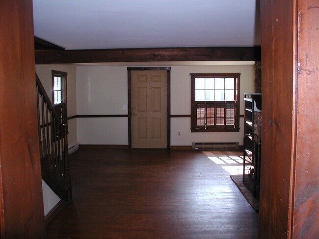 Building Photo - 3 bedroom – 1.5 Bath House