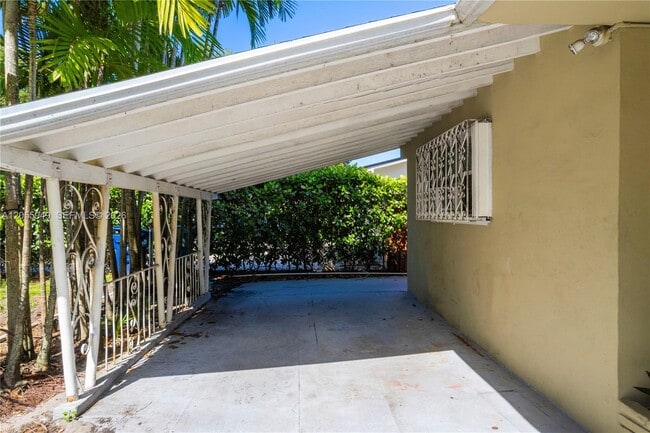 Building Photo - 565 NE 160th Terrace