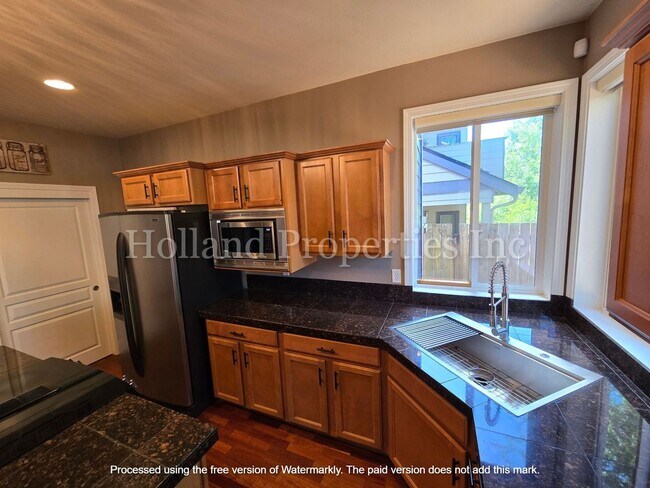 Building Photo - Modern Comfort Meets Prime Beaverton Living