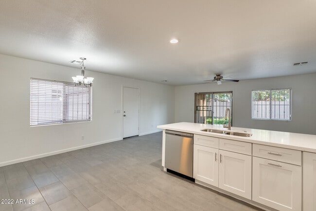 Building Photo - 8337 W Hughes Dr