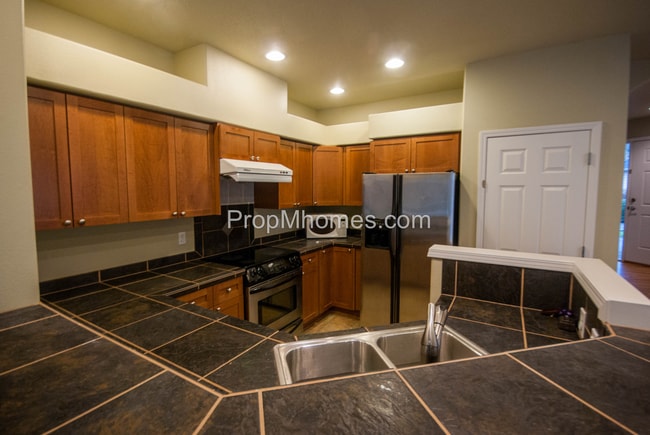 Building Photo - Luxury Three Bedroom, Three Bath Townhouse with Attached Garage