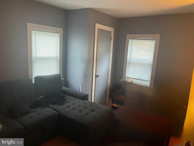 Building Photo - 695 W Kings Hwy