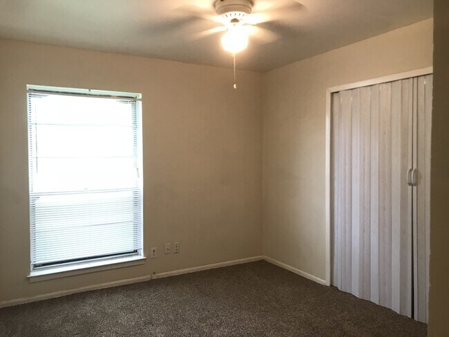 Building Photo - 225 Meadow Ln