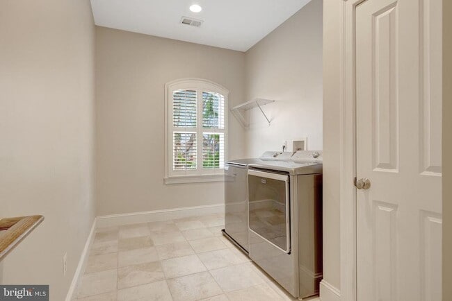 Building Photo - 229 Locust St SE