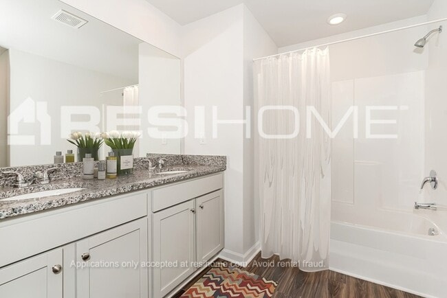 Building Photo - 301 Oakwood Dr NW