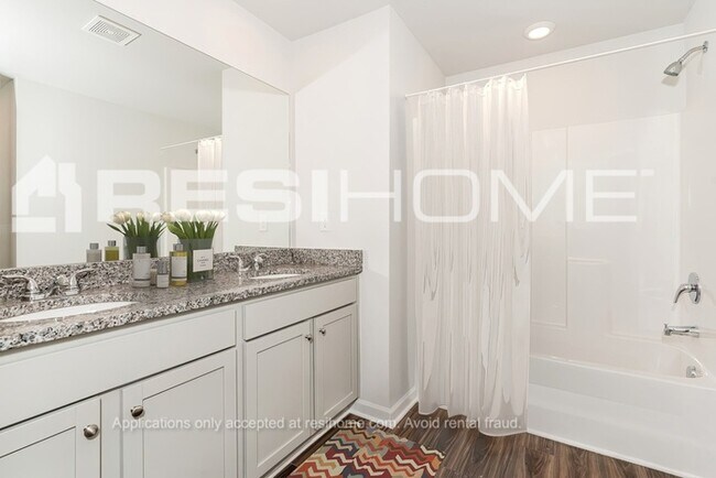 Building Photo - 307 Oakwood Dr NW