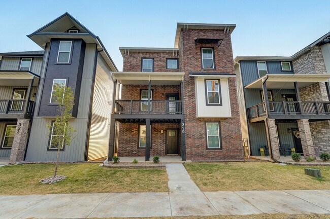 Primary Photo - 319 S Florence Ave