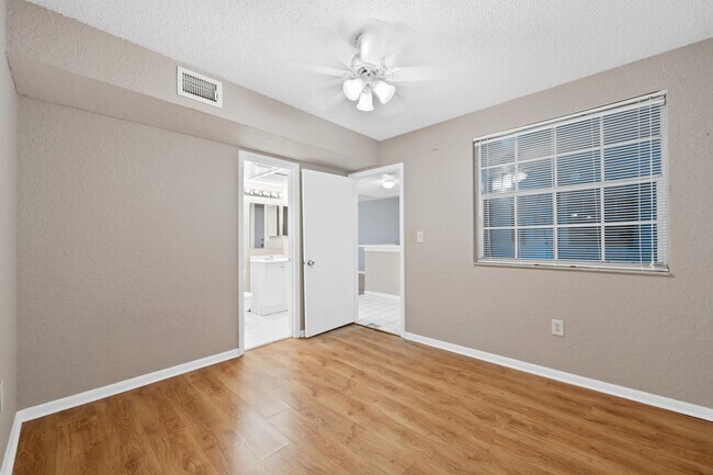 Building Photo - 2861 N Oakland Forest Dr