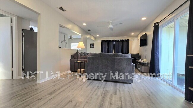 Building Photo - 4279 Island Cir