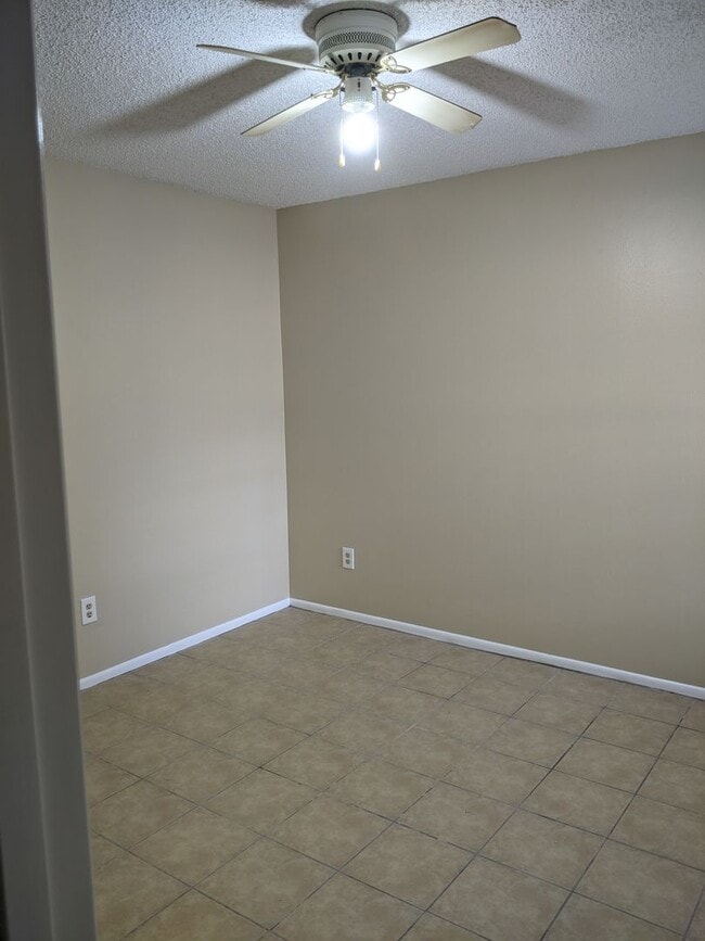 Building Photo - Oakwood Villas - Two Bedroom Two Bath Town...