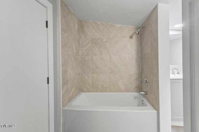 Building Photo - 417 W Main St