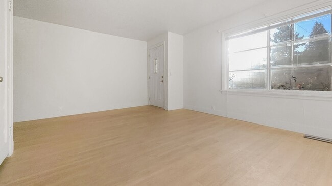 Building Photo - Updated West Seattle Two-Bedroom Home