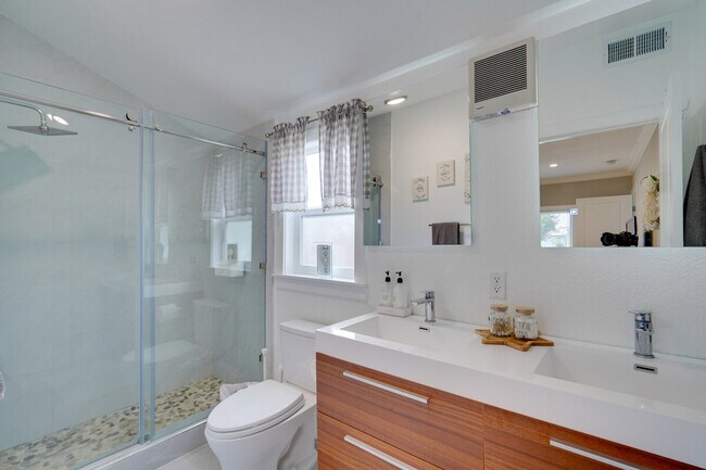 Building Photo - 893 Olivina Ave