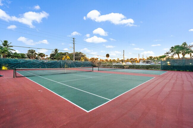 Building Photo - 825 Center St