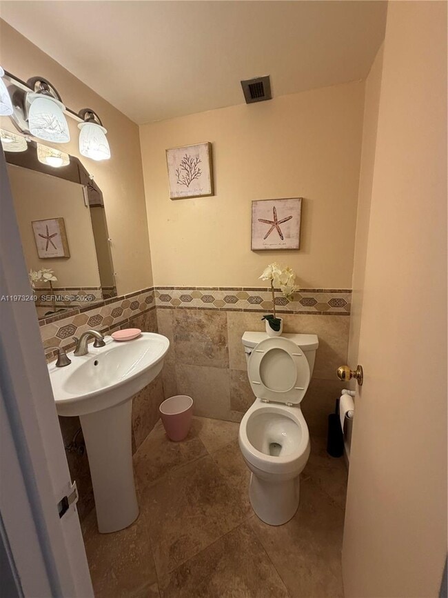 Building Photo - 500 Bayview Dr