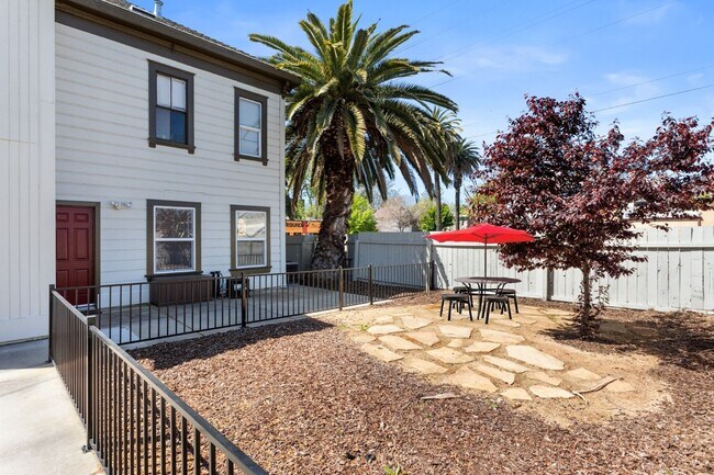 Building Photo - PRE LEASE TODAY!! Remodeled 2 bed, 2 bath unit in Midtown